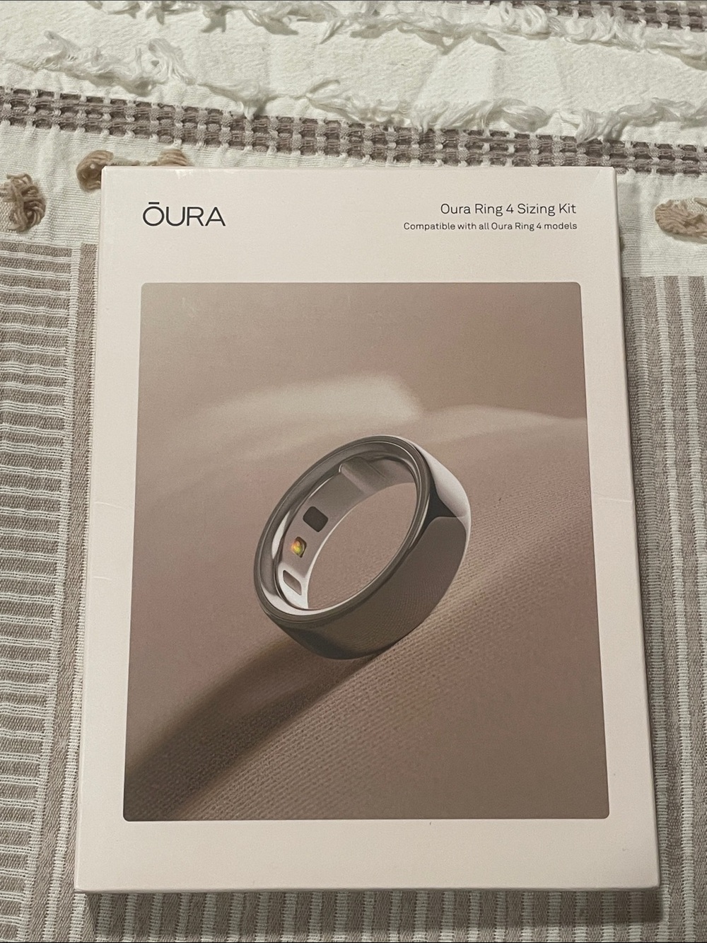 Oura Ring 4 Sizing Kit — Gray and Silver Ring Artwork